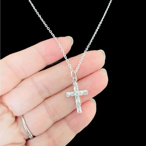 Silver plated & Clear CZ cross pendant plus matching necklace - Picture 1 of 7